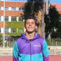 Ragazzo adolescente con giacca Sport Race viola e verde acqua in pista {{brizy_dc_image_alt imageSrc=