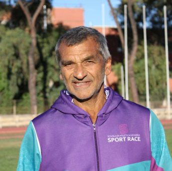 Ritratto di un uomo anziano sorridente con la giacca viola Sport Race. {{brizy_dc_image_alt imageSrc=