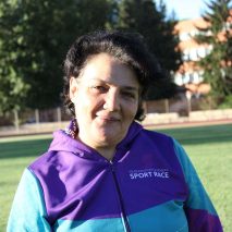 Ritratto di una donna che indossa una giacca Sport Race viola e verde acqua. {{brizy_dc_image_alt imageSrc=